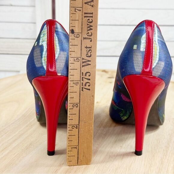 Carlos by Carlos Santana Pounce Graffiti Print Peep Toe Pumps Red Multi 6 - Picture 8 of 11